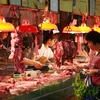Người dân mua thực phẩm tại một khu chợ ở Quảng Châu, tỉnh Quảng Đông, Trung Quốc. (Ảnh: AFP/TTXVN)