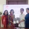 Đại diện Trung tâm Lưu trữ quốc gia III tiếp nhận hiện vật của nhà văn Sơn Tùng do gia đình trao tặng. (Nguồn: Báo Quân đội Nhân dân)