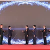 Phó Thủ tướng Chính phủ Trần Lưu Quang và các đại biểu thực hiện nghi thức bấm nút khánh thành công trình đầu mối Hồ chứa nước Ea H'leo 1. (Nguồn: Báo Đắk Lắk)