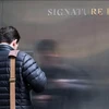 Một nhân viên ngân hàng đến trụ sở của Ngân hàng Signature Bank ở thành phố New York, Mỹ ngày 12/3. (Nguồn: Reuters)