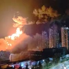 Khói bốc lên từ hiện trường vụ cháy tại nhà máy sản xuất lốp xe ở thành phố Daejeon, miền Nam Hàn Quốc tối 12/3/2023. (Ảnh: Yonhap/TTXVN)