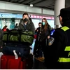 Hành khách tại khu vực đến tại Sân bay Quốc tế Bắc Kinh vào ngày 8 tháng 1 năm 2023 (Ảnh: AFP)