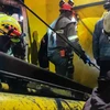 Lính cứu hỏa nỗ lực giải cứu các thợ mỏ sau vụ nổ ngày 15 tháng 3 năm 2023. (Nguồn: AFP)