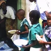 Trẻ em xếp hàng nhận bữa ăn do Chương trình Lương thực Thế giới tài trợ tại Harare, Zimbabwe. (Ảnh: AFP/TTXVN)