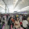 Sảnh khởi hành của sân bay Hong Kong chật ních hành khách bị hoãn chuyến. (Ảnh: SCMP)