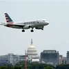 Máy bay của American Airlines chuẩn bị hạ cánh xuống sân bay quốc tế Ronald Reagan Washington ở Arlington, Virginia, Mỹ. (Ảnh: AFP/TTXVN)