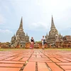 Khách du lịch tham quan Công viên lịch sử Ayutthaya ở Ayutthaya, Thái Lan, ngày 18/4/2022. (Ảnh: THX/TTXVN)