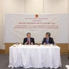 Phó Chủ tịch Quốc hội Nguyễn Đức Hải (trái) nói chuyện thân mật với cán bộ, nhân viên Đại sứ quán và đại diện Cộng đồng người Việt Nam tại Hàn Quốc. (Ảnh: Anh Nguyên/TTXVN)