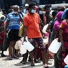 Người dân xếp hàng mua dầu hỏa tại Colombo, Sri Lanka. (Ảnh: AFP/TTXVN)
