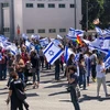 Người dân tụ tập trước tòa nhà các cơ quan chính phủ Israel đặt tại thành phố Tel Aviv. (Ảnh: Vũ Hội/TTXVN)