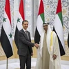 Tổng thống Syria Bashar al-Assad (trái) và Tổng thống UAE Mohammad bin Zayed Al-Nahyan tại cuộc gặp ở Abu Dhabi ngày 19/3/2023. (Ảnh: AFP/TTXVN)