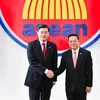 Tổng thư ký ASEAN Kao Kim Hourn (phải) và Bộ trưởng Ngoại giao Trung Quốc Tần Cương tại cuộc gặp ở Jakarta ngày 22/2/2023. (Ảnh: THX/TTXVN)
