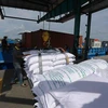 Vận chuyển gạo xuất khẩu của Công ty TNHH gạo Vinh Phát. (Ảnh: Vũ Sinh/TTXVN)
