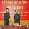 Thượng tướng Phùng Sĩ Tấn trao Quyết định Kiện toàn cấp ủy cho Đại tá Phạm Mạnh Thắng. (Nguồn: Báo Quân đội Nhân dân)