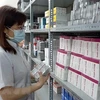 Nhân viên y tế bổ sung số thuốc mới được cung ứng vào quầy thuốc Bảo hiểm Y tế. (Ảnh: Xuân Triệu/TTXVN)
