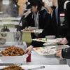 Các sinh viên tại Đại học Hàn Quốc với bữa sáng 1.000 won tại nhà ăn của trường nằm ở quận Seongbuk, Seoul ngày 29/3. (Nguồn: The Korea Times)