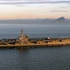 Tàu sân bay USS George H. W. Bush (CVN 77) di chuyển tại Eo biển Gibraltar. (Ảnh: AFP/\TTXVN)