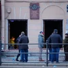 Cảnh sát Nga điều tra tại hiện trường vụ nổ ở St. Petersburg. (Ảnh: AP)