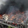 Hiện trường vụ cháy chợ bán quần áo Bongo Bazar ở thủ đô Dhaka. (Nguồn: AP)