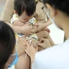 Nhân viên y tế tiêm vaccine phòng cúm cho bé tại Trung tâm tiêm chủng VNVC Trường Chinh, Hà Nội. (Ảnh: Minh Quyết/TTXVN)