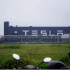 Logo Tesla được nhìn thấy tại nhà máy của hãng ở Thượng Hải, Trung Quốc, ngày 13/5/2021. (Nguồn: Reuters)
