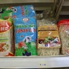 Các loại bún khô, phở khô của Việt Nam được bày bán tại siêu thị Bỉ, nhóm hàng này rất được người tiêu dùng sở tại ưa chuộng. (Ảnh: Hương Giang/TTXVN)