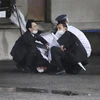 Cảnh sát bắt giữ kẻ ném bom khói vào Thủ tướng Fumio Kishida tại Wakayama, Nhật Bản, ngày 15/4/2023. (Ảnh: AFP/TTXVN)