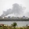 Khói bốc lên sau các cuộc giao tranh tại Khartoum, Sudan, ngày 15/4/2023. (Ảnh: THX/TTXVN)