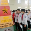 Các học sinh trên địa bàn huyện Kim Bảng tham dự buổi Triển lãm “Tư liệu và bản đồ Hoàng Sa, Trường Sa của Việt Nam – Những bằng chứng lịch sử và pháp lý”. (Ảnh: Đại Nghĩa/TTXVN)