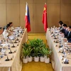 Ủy viên Quốc vụ kiêm Ngoại trưởng Trung Quốc Tần Cương (giữa bên phải) gặp Ngoại trưởng Philippines Enrique Manalo tại Manila ngày 22/4/2023. (Ảnh: AFP)