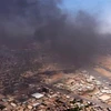 Khói bốc lên từ sân bay quốc tế ở thủ đô Khartoum khi giao tranh tiếp diễn giữa quân đội Sudan và lực lượng bán quân sự RSF, ngày 20/4/2023. (Ảnh: AFP/TTXVN)