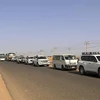 Đoàn xe chở công dân sơ tán rời thủ đô Khartoum tới Cảng Sudan ngày 23/4/2023. (Ảnh: AFP/TTXVN)
