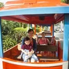 Du khách tham quan Thảo Cầm Viên bằng xe điện. (Ảnh: Hồng Đạt/TTXVN)