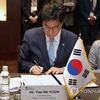 Tổng cục trưởng Tổng cục Hải quan Hàn Quốc Yoon Tae-sik ký Tuyên bố chung về Hợp tác hải quan trong kiểm soát ma túy ở khu vực châu Á-Thái Bình Dương tại Seoul vào ngày 27/4. (Nguồn: Yonhap)