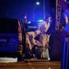 Nhân viên pháp y của cảnh sát điều tra tại hiện trường vụ tấn công bằng dao trên chuyến tàu xuất phát từ Kiel về Hamburg chuẩn bị tới nhà ga Brokstedt, bang Schleswig-Holstein, miền Bắc Đức ngày 25/1/2023. (Ảnh: AFP/TTXVN)