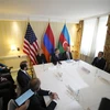 Thủ tướng Armenia Nikol Pashinyan (giữa, trái), Tổng thống Azerbaijan Ilham Aliyev (giữa, phải) tại cuộc đàm phán với sự tham dự của Ngoại trưởng Mỹ Antony Blinken (giữa) ở Munich, Đức ngày 18/2/2023. (Ảnh: AFP/TTXVN)
