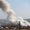 Khói bốc lên trong một cuộc không kích tại khu vực Khan Sheikhun, tỉnh Idlib, Syria, ngày 19/7/2019. (Ảnh: AFP/TTXVN)