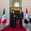 Tổng thống Syria Bashar Assad (phải) bắt tay Tổng thống Iran Ebrahim Raisi tại Damascus, Syria ngày 3/5. (Nguồn: AP)