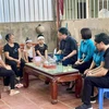 Đại diện Ban Cán sự Đảng Bộ GD-ĐT và Công đoàn Giáo dục Việt Nam đến chia buồn với gia đình cô giáo Mai Thị Yến. (Ảnh: Moet)