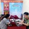 Công an huyện Đầm Hà (Quảng Ninh) làm việc với các cá nhân. (Ảnh: TTXVN phát)