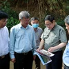 Thủ tướng trao đổi với lãnh đạo hai tỉnh Đồng Nai, Bình Phước tại khu vực suối Mã Đà khi khảo sát quy hoạch, hướng tuyến một số tuyến giao thông trọng điểm ngày 20/3/2022. (Ảnh: VGP)