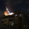 Một tòa nhà bốc cháy sau cuộc không kích của Israel tại Dải Gaza ngày 9/5/2023. (Ảnh: AA/TTXVN)