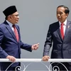 Tổng thống Indonesia Joko Widodo (phải) và Thủ tướng Malaysia Anwar Ibrahim. (Ảnh: Reuters)