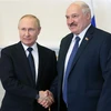 Tổng thống Nga Vladimir Putin (trái) và người đồng cấp Belarus Alexander Lukashenko tại cuộc gặp ở Saint Petersburg, ngày 25/6/2022. (Ảnh: AFP/TTXVN) 