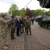 Thủ tướng Đức Olaf Scholz (giữa, trái) và Tổng thống Ukraine Volodymyr Zelensky (giữa, phải) thăm căn cứ quân sự ở Aachen (miền Tây Đức), ngày 14/5/2023. (Ảnh: AFP/TTXVN
