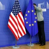 Cờ Mỹ và cờ EU. (Nguồn: Reuters)