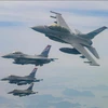 Máy bay chiến đấu Hàn Quốc và Mỹ trong một chuyến bay qua đảo Jeju (Hàn Quốc) ngày 11/5/2023. (Ảnh: Yonhap/TTXVN)