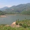 Một phần lòng hồ Thủy điện Đăk Đrinh, nơi đã chôn vùi nhà cửa và đất đai của gần 200 hộ dân xã Đăk Nên, huyện Kon Plong, đã qua 10 năm nhưng chủ đầu tư vẫn còn nợ người dân số tiền trên 30 tỷ đồng. (Ảnh: Dư Toán/TTXVN)