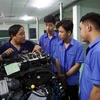 Học sinh trường Cao đẳng Lý Tự Trọng Thành phố Hồ Chí Minh trong giờ thực hành tại xưởng động cơ. (Ảnh: Thu Hoài/TTXVN)