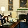 Tổng thống Mỹ Joe Biden (phải) và Chủ tịch Hạ viện Kevin McCarthy tại cuộc gặp ở Nhà Trắng ngày 9/5/2023. (Ảnh: AFP/TTXVN)